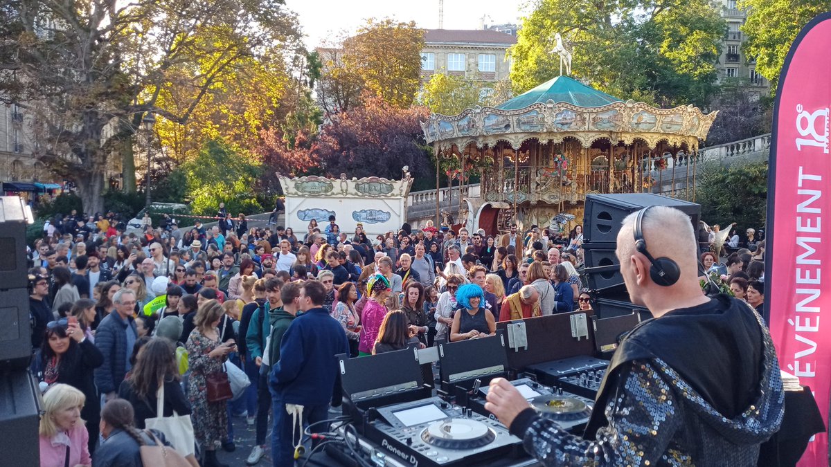 Clap de fin pour la <a href="/FDVMontmartre/">Fête des Vendanges de Montmartre</a> ! Ciel bleu, paillettes et musique éclectique pour clôre cette 89e édition ! Merci à toutes celles et tous ceux qui ont permis à cette fête de se dérouler dans de bonnes conditions et aux 460 000 participant.e.s ! Bon bal à toutes et tous ✨