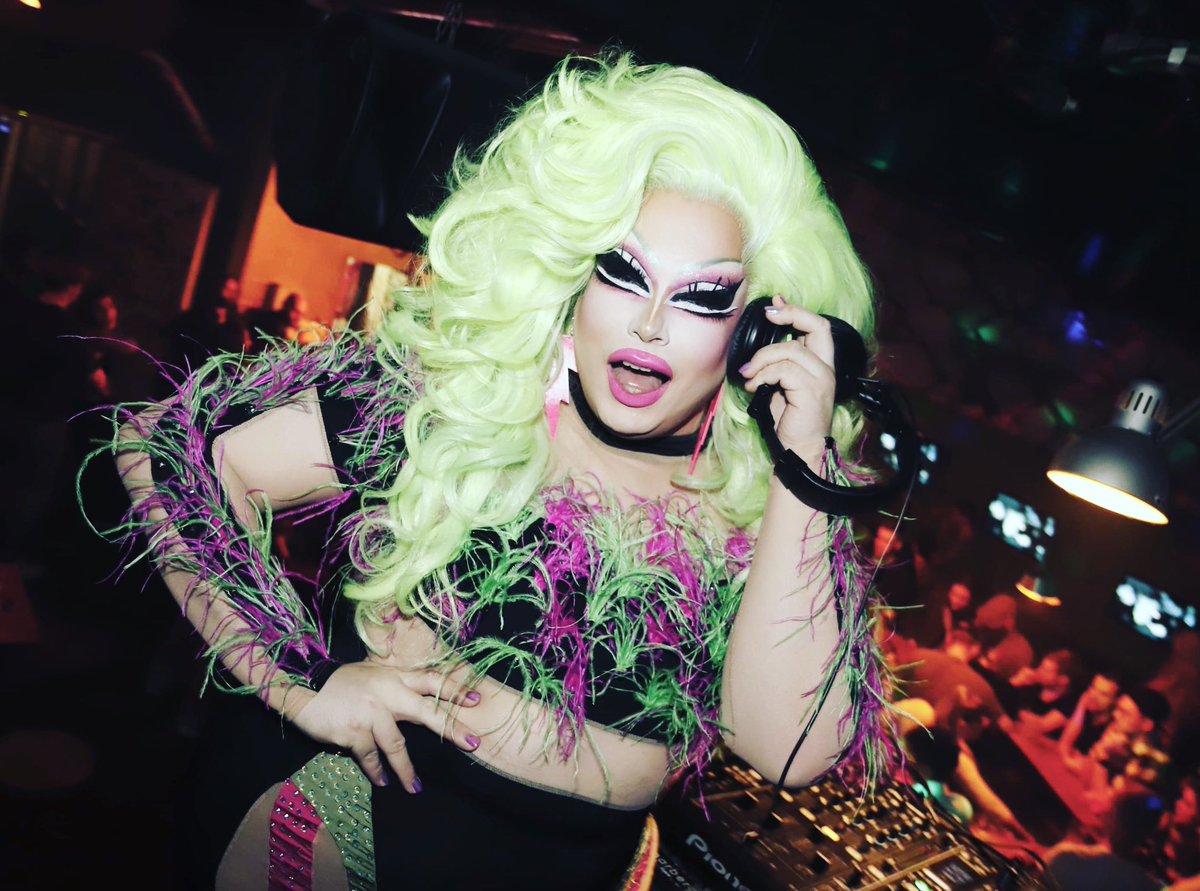 Multitasking DragDJ ewauwwwww 🤭
Ich liege heute in Essig&amp;Öl weil ich mich gehörig von der gestrigen @backstagediaries erholen muss. 😝 🤙🏻
[📸 Stefan Kraushaar]
#dragdj #nightlife #queer #gayparty #ostrichfeathers #dragwig #lailalicious #vivaladiva