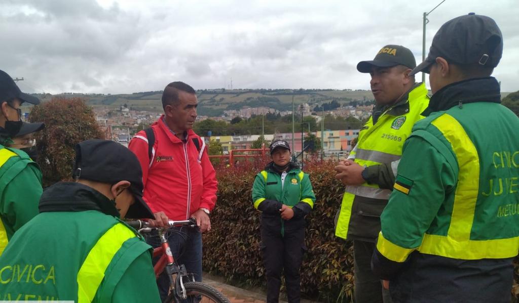 PoliciaMTunja's tweet photo. El grupo de Gestores de Participación Ciudadana junto con la Cívica Infantil y Juvenil, realizan campañas educativas con la comunidad del sector del #Multiparque, con el fin de adoptar medidas de autoprotección.
#DiosYPatria #EsUnHonorSerPolicía https://t.co/2Hz3pEboAp