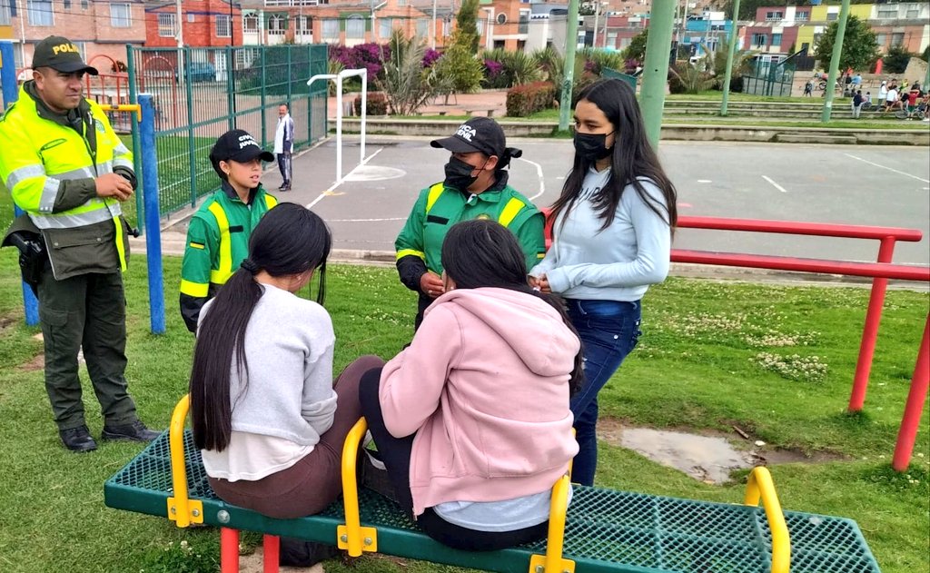 PoliciaMTunja's tweet photo. El grupo de Gestores de Participación Ciudadana junto con la Cívica Infantil y Juvenil, realizan campañas educativas con la comunidad del sector del #Multiparque, con el fin de adoptar medidas de autoprotección.
#DiosYPatria #EsUnHonorSerPolicía https://t.co/2Hz3pEboAp