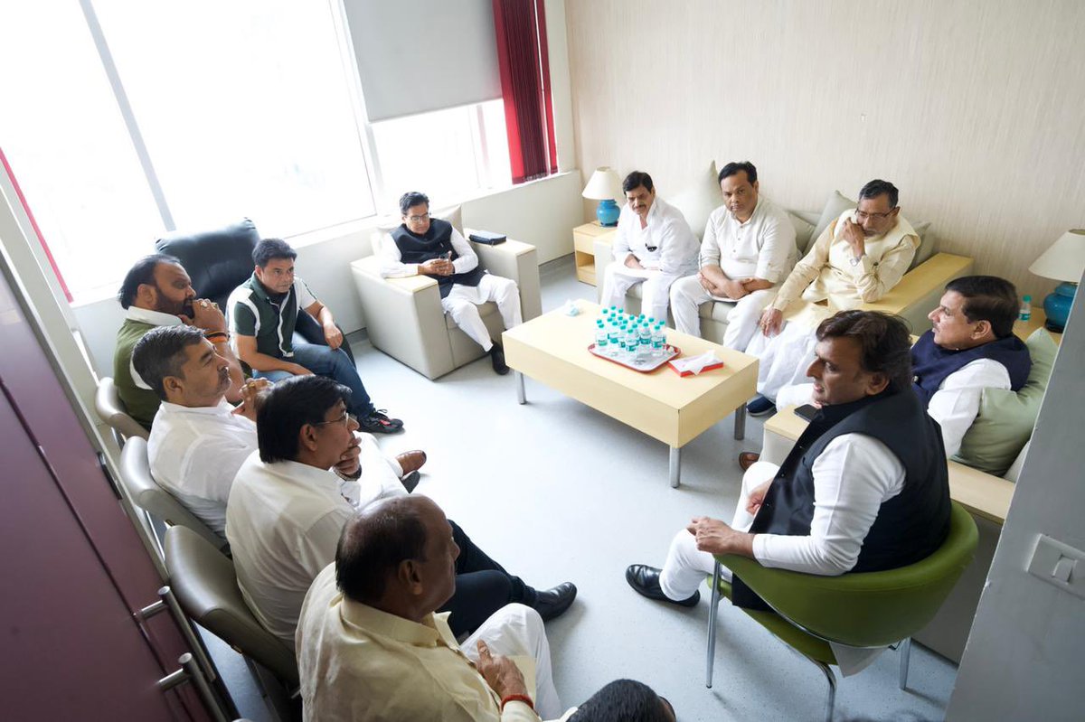 SanjayAzadSln's tweet photo. मेदांता हॉस्पिटल में भर्ती मा.मुलायम सिंह यादव नेता जी के स्वास्थ्य का हाल जानने के लिये पूर्व मुख्यमंत्री मा. @yadavakhilesh जी से मुलाक़ात की।
ईश्वर से प्रार्थना है नेता जी को शीघ्र स्वस्थ्य करें। https://t.co/DTk7krBqrl