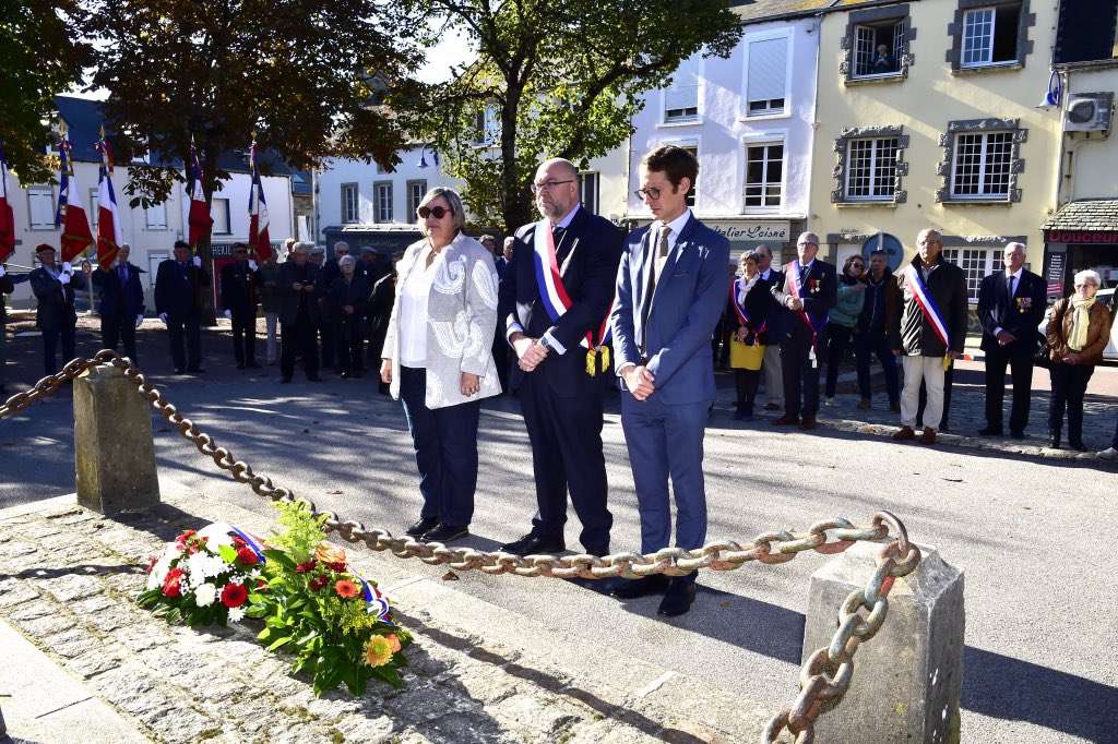 StTRAVERT's tweet photo. Hommage au monde combattant ce matin à #PortbailSurMer.Nombreux élus(ues) et portes-drapeaux lors du congrès de la #zonenord de la #Manche. Alors que la guerre enflamme l’Est de l’🇪🇺 le devoir de mémoire s’impose pour ne pas répéter les tristes balbutiements de l’histoire. #Paix https://t.co/Ppq83Ns1I2
