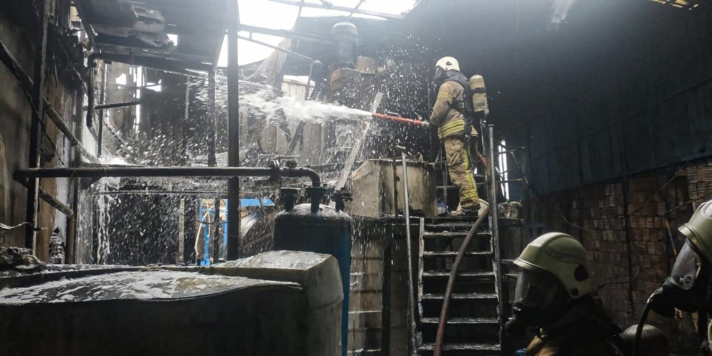 Pendik Hamza Yerlikaya Caddesi üzerinde bulunan tek katlı fabrikada yangın meydana geldi. 👇 itfaiye.ibb.gov.tr/tr/haberler/12…
