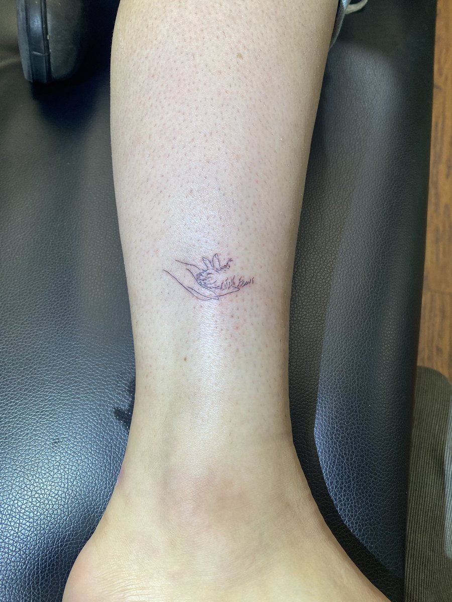 SaraMarriott8's tweet photo. i forgot that i can post my tattoo on twitter bc it’s the one app no one in my family is on so here’s my tat for my number one girl https://t.co/Mu9tG0Y3nC