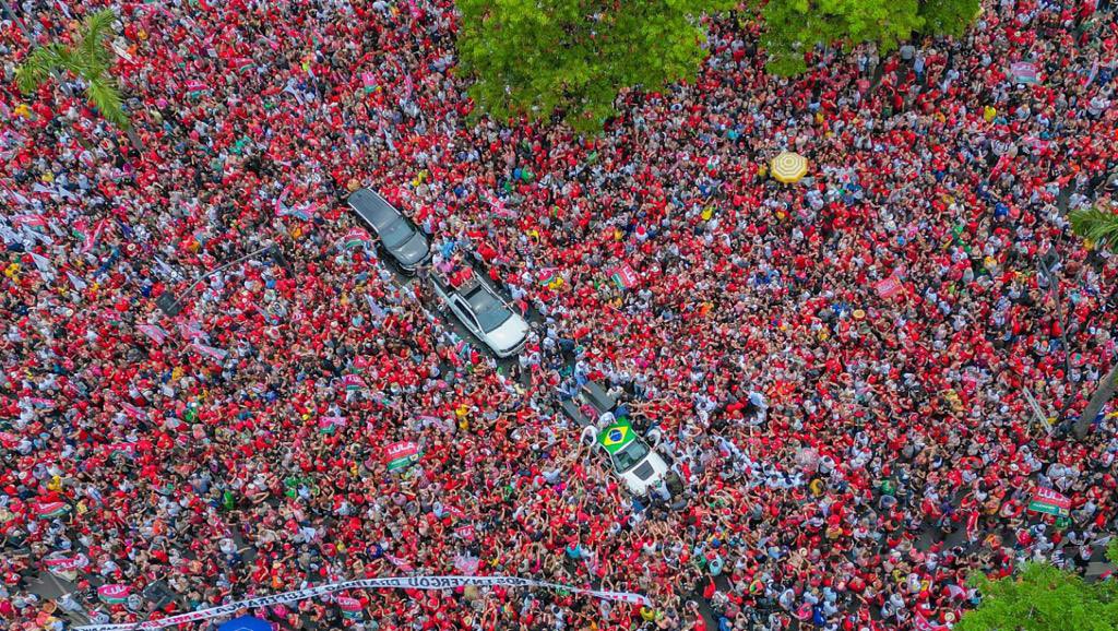 PartidoPSUV's tweet photo. Lula da Silva encabeza masiva caminata en Sao Paulo, Brasil https://t.co/1KOiUKEaaY https://t.co/PeAWjkMla4