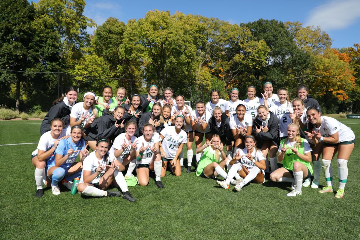 MSU_wsoccer's tweet photo. This is family💚🤍

#GoGreen | #WeBeatMichigan https://t.co/l1YApLfdX5