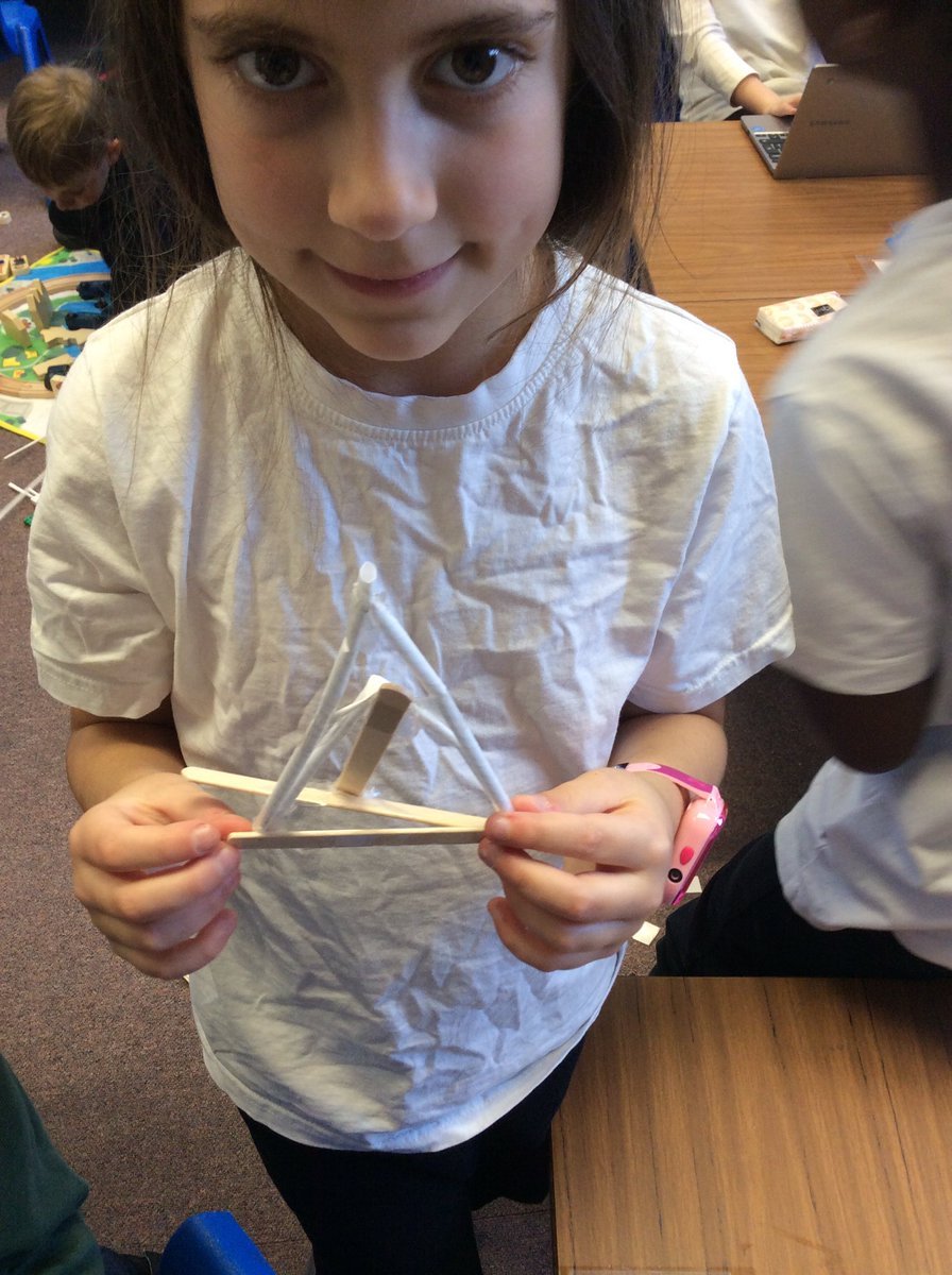 Y2_Vinnies's tweet photo. Making houses for the 3 pigs, choosing suitable materials https://t.co/ECOvxuCpPt