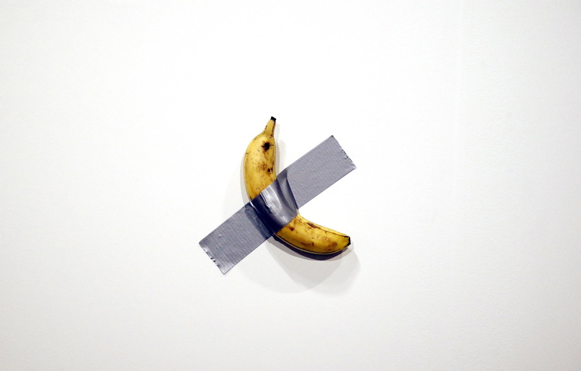 CommozioniA's tweet photo. Ultimi due
#Cattelan e la sua #Comedian banana attaccata al muro, venduta per la strabiliante cifra di 120.000 dollari
E la gigantesca banana nera, sbucciata e marcia - Undone (2004) - in bronzo, di #AngusFairhurst https://t.co/5kTevfgJjk