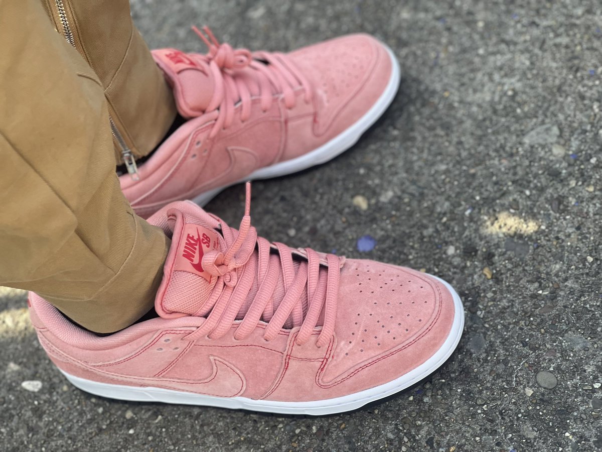 oze006's tweet photo. Pink pigs #kotd @nikesb @snkr_twitr https://t.co/Vo6Twlx5sV