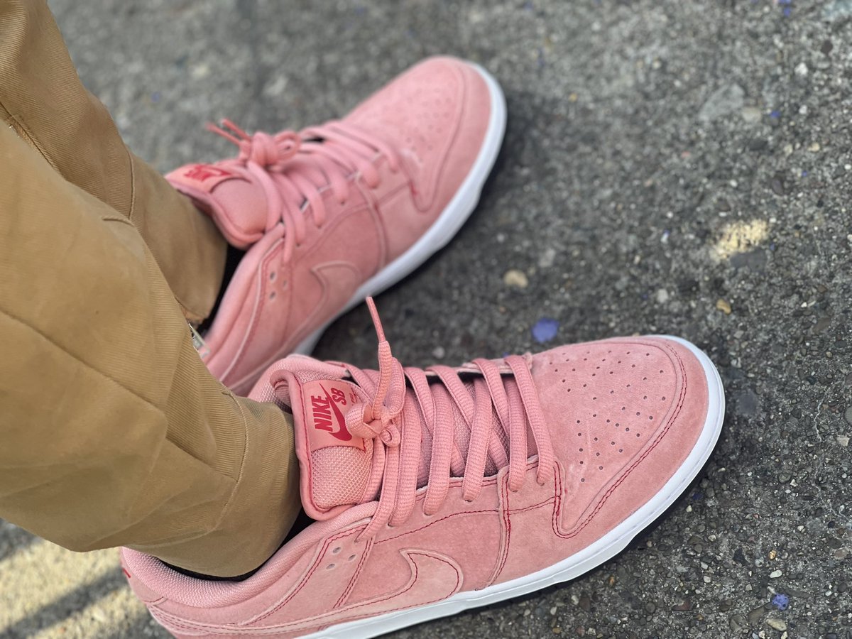 oze006's tweet photo. Pink pigs #kotd @nikesb @snkr_twitr https://t.co/Vo6Twlx5sV