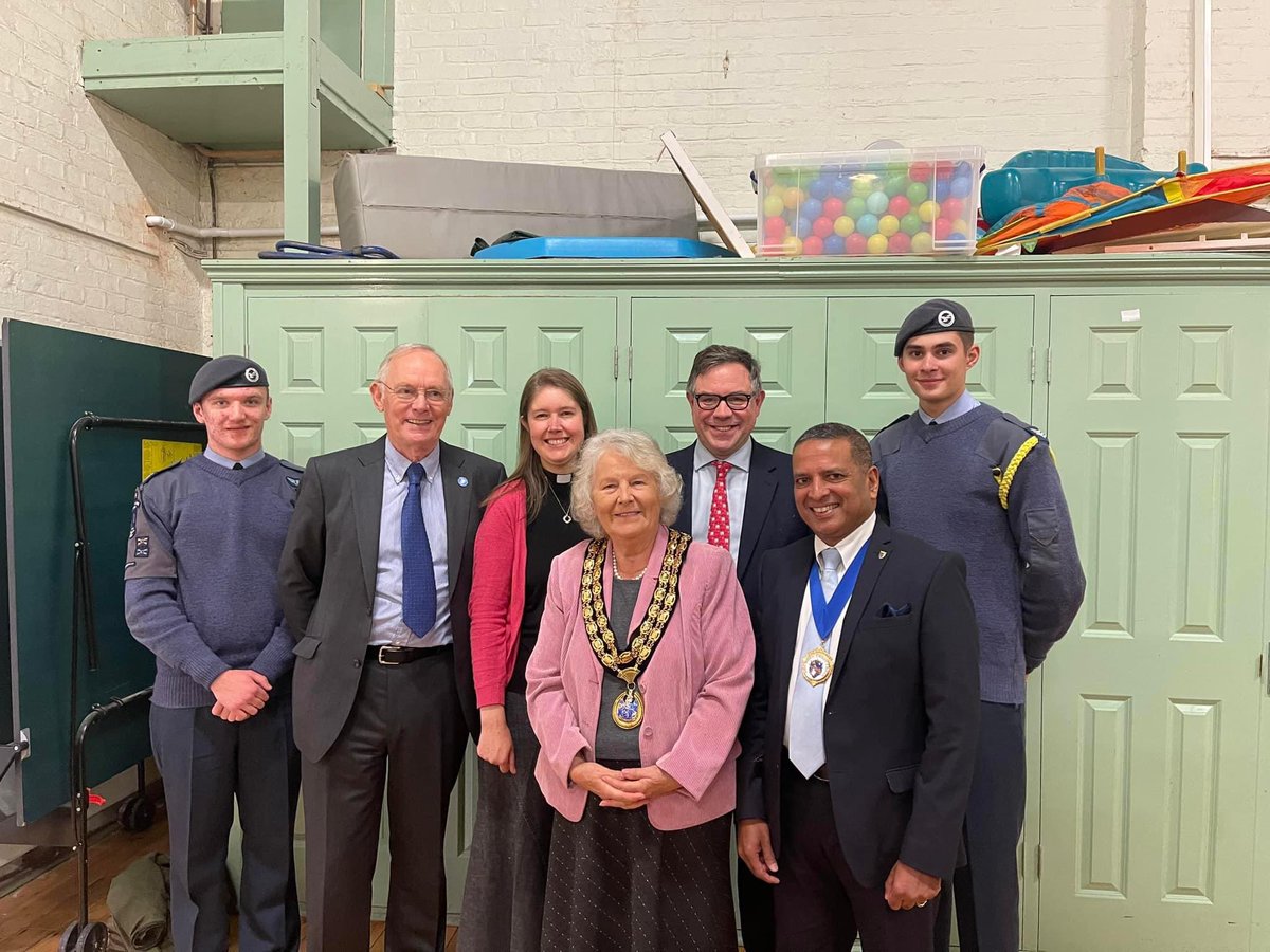 This evening, six Cadets from #Team1015 attended the <a href="/HorshamDC/">Horsham District Council</a> Civic Evensong for Harvest at St Mary’s Church, Horsham. 

Great to be representing #Team1015 at such a lovely community event.