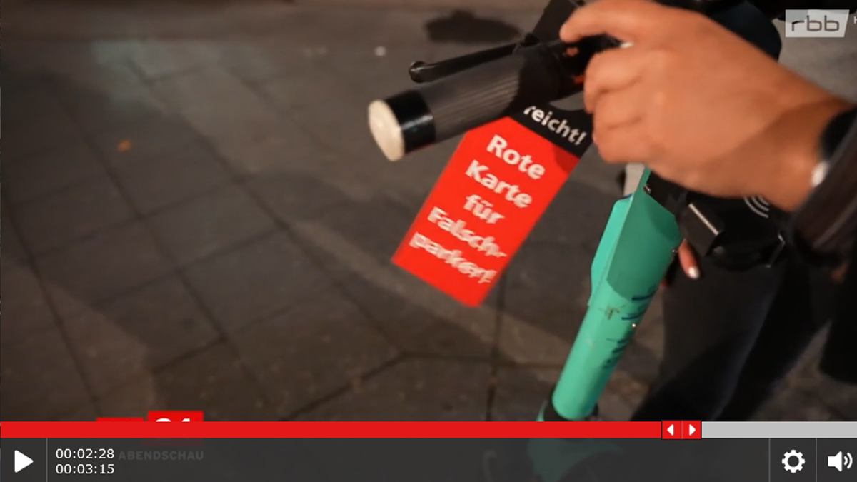 ABSV_Berlin's tweet photo. Heute in der @rbbabendschau haben #Ecooter vom ABSV-Vorsitzenden @Guenzel_berlin und seiner Stellvertreterin @silkelarsen2 eine #RoteKarte bekommen.
Hier geht`s zum Beitrag: https://t.co/mDeC84hg7d
Rote Karten gibt`s unter presse@absv.de
Infos unter: https://t.co/BWd61gBqhG https://t.co/UIBdimsFkT