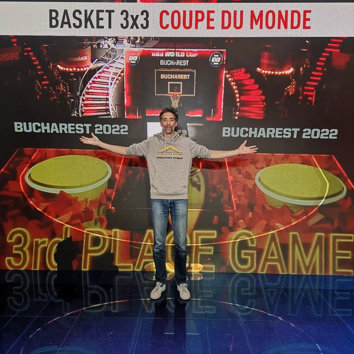 Merci à <a href="/lachainelequipe/">la chaine L'Équipe</a> de partager le #3x3 au plus grand nombre. 5 jours intenses de commentaires pour la world cup @fiba3x3 U23.
Félicitation aux équipes <a href="/3x3ffbb/">3x3 FFBB</a> !! 🥇🥉
Merci Benoît cosset, <a href="/m_benterki/">Messaoud Benterki</a> <a href="/francepierron/">⭐France⭐ Pierron</a> <a href="/ClaireBricogne/">Claire Bricogne</a> <a href="/pa_75/">Peter Anderson</a> pour ce travail d'equipe