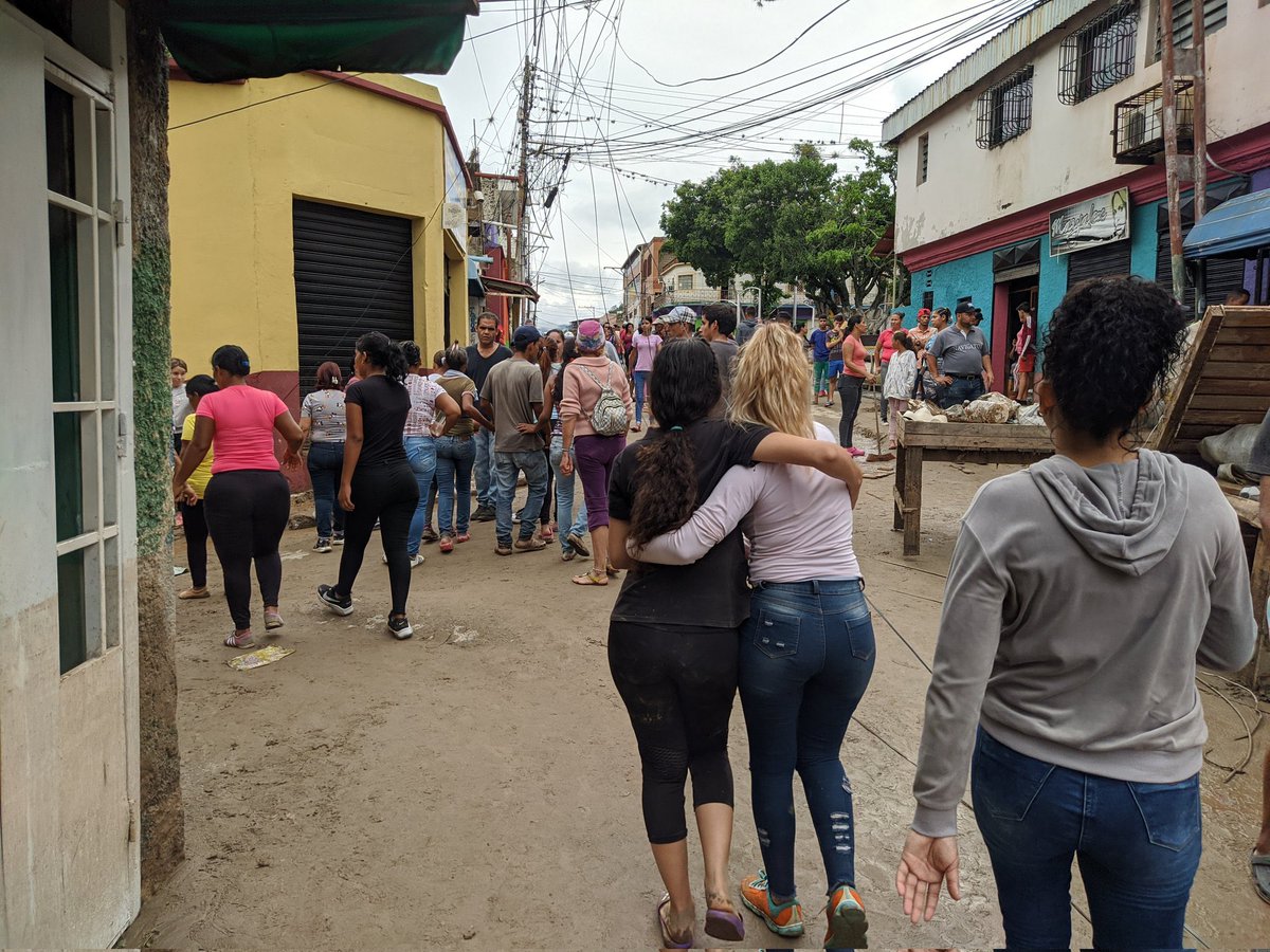 NewsDayMundo's tweet photo. 🇻🇪 | TRAGEDIA EN VENEZUELA:
Cifras oficiales, hasta ahora:

-22 personas fallecidas
-52 personas desaparecidas 
-Decretada Zona de Tragedia en Tejerías 
-Decretado 3 días de duelo en el país 

#Tejerias #TejeriasSOS #VenezuelaConTejerías https://t.co/bcyh4YG2QG