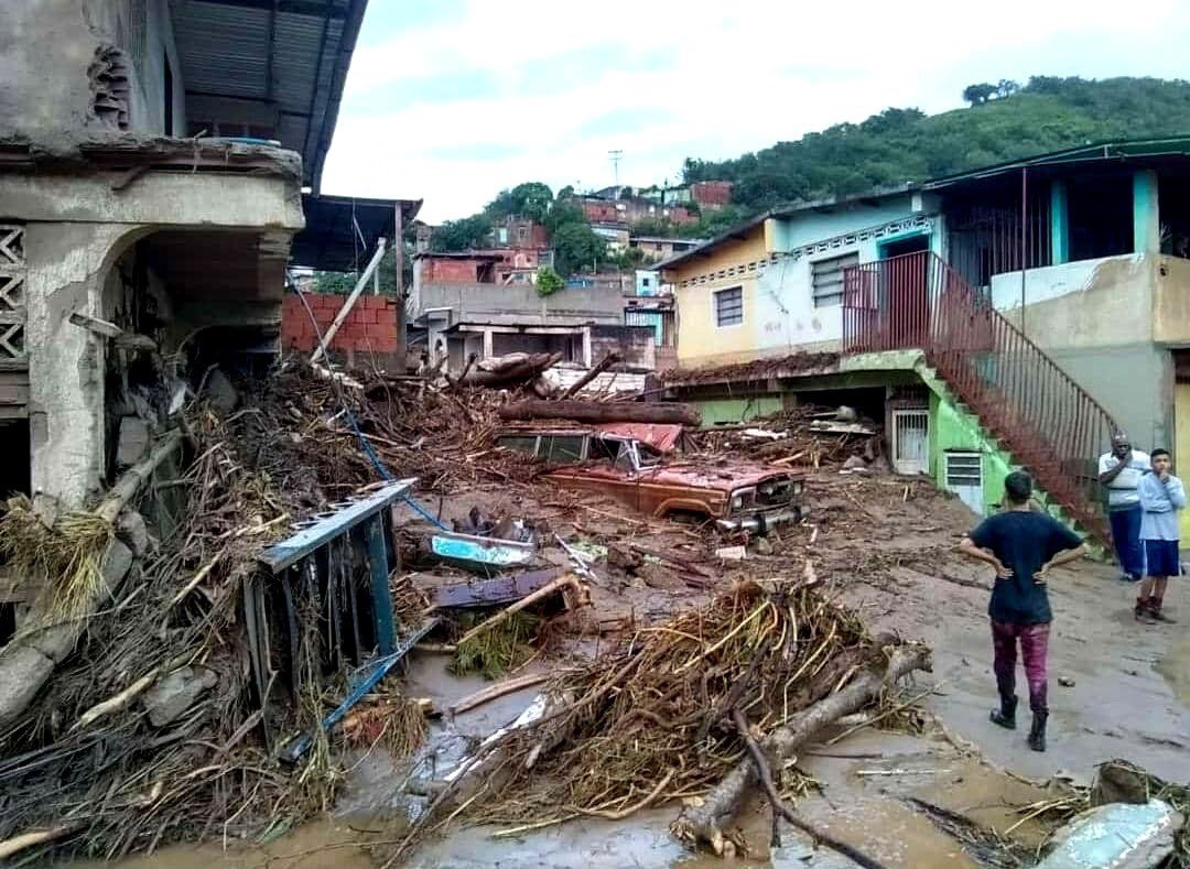 NewsDayMundo's tweet photo. 🇻🇪 | TRAGEDIA EN VENEZUELA:
Cifras oficiales, hasta ahora:

-22 personas fallecidas
-52 personas desaparecidas 
-Decretada Zona de Tragedia en Tejerías 
-Decretado 3 días de duelo en el país 

#Tejerias #TejeriasSOS #VenezuelaConTejerías https://t.co/bcyh4YG2QG