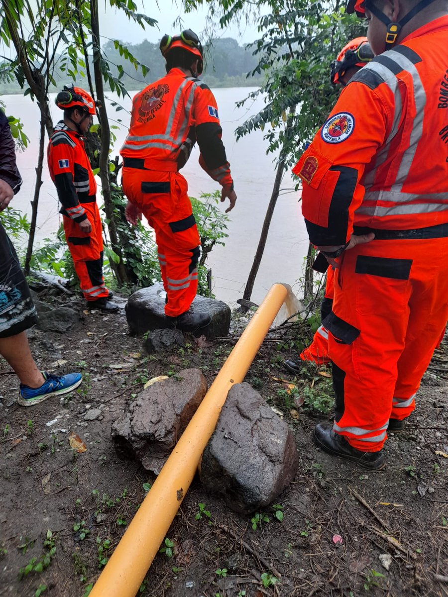 Factor4_GT's tweet photo. #GuatemalaColpasa | En los #Amates #Izabal, el agua ha subido de nivel afectando viviendas. Brigada de rescate de la 114 catorce compañía de los @BVoluntariosGT y habitantes del lugar, evacuaron el agua con una bomba estacionaria.
Info y📷 Bomberos Voluntarios. https://t.co/TpxOX2X4Ny