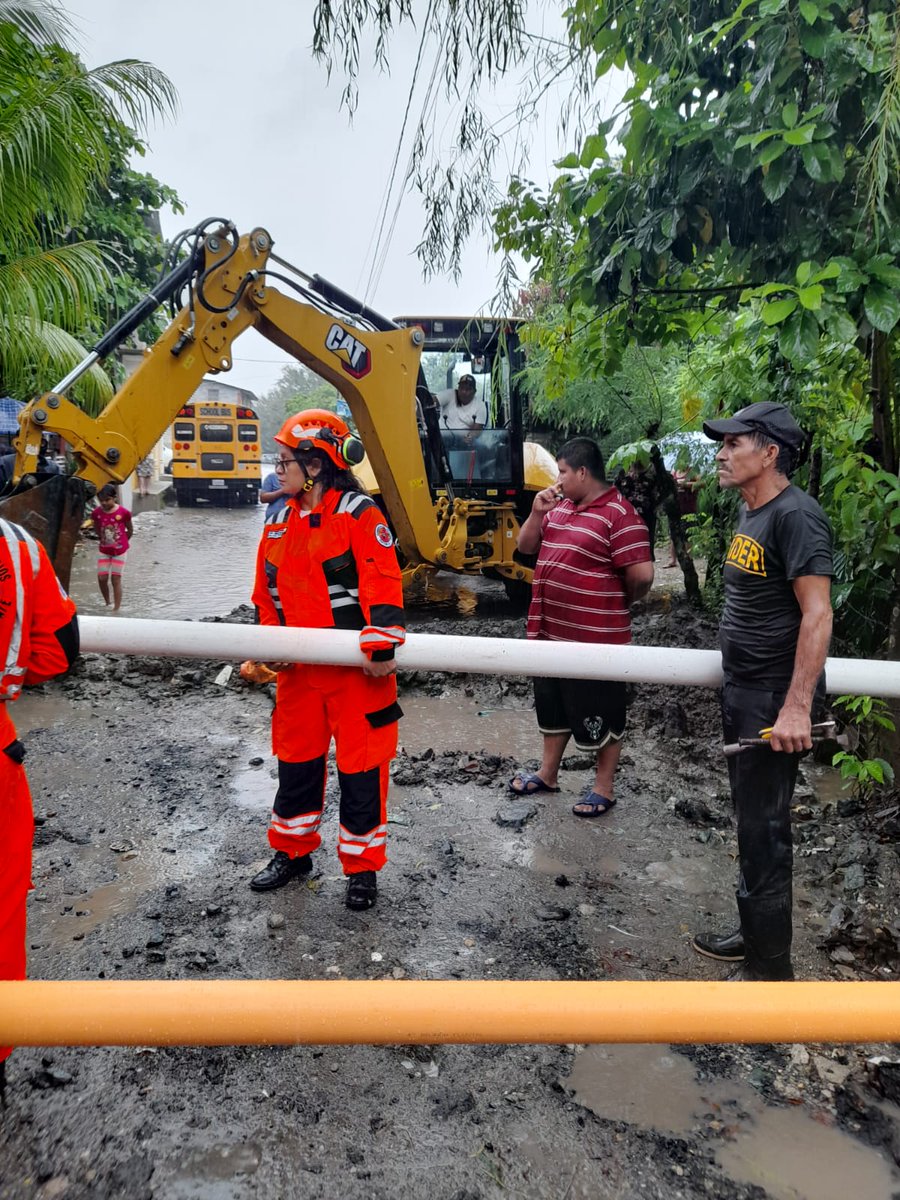 Factor4_GT's tweet photo. #GuatemalaColpasa | En los #Amates #Izabal, el agua ha subido de nivel afectando viviendas. Brigada de rescate de la 114 catorce compañía de los @BVoluntariosGT y habitantes del lugar, evacuaron el agua con una bomba estacionaria.
Info y📷 Bomberos Voluntarios. https://t.co/TpxOX2X4Ny