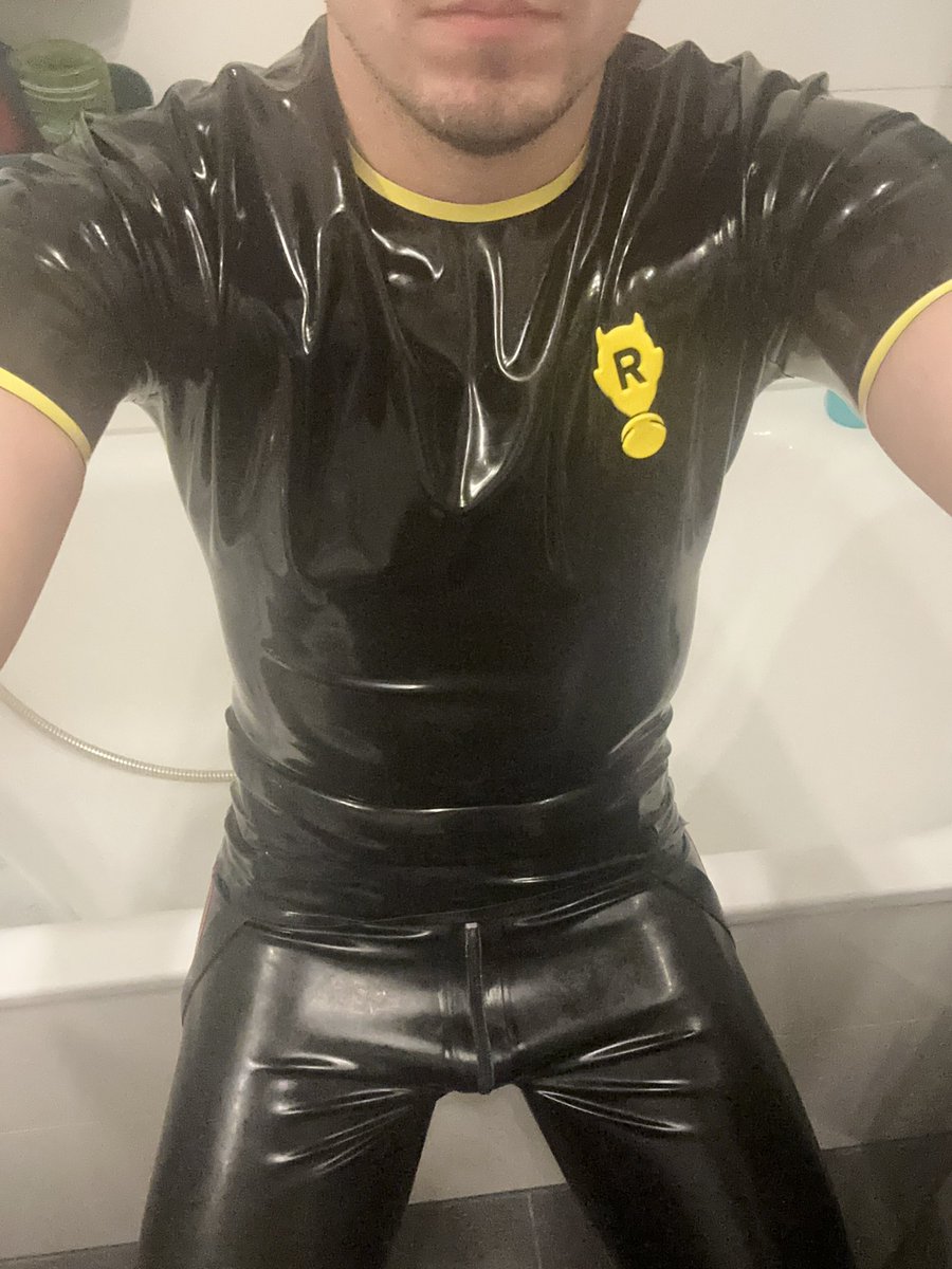 rubber23cgn's tweet photo. Rubber Time 💦😈😋🐷
#rubber #rubbergay #rubberfetish #gay #gayrubber #gayfetish #gaypig #gaylatex #rubberboy #rubaddiction https://t.co/lWxnSFIoid