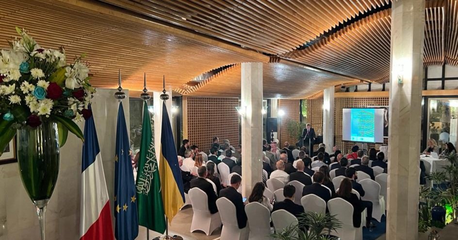 ludovic_pouille's tweet photo. Interesting conference tonight on sustainable cities with the French architects Stéphanie Ledoux & Roueïda Ayache who are part of the French enterprises delegation led by @AFEXarchi.
The French expertise in #sustainability is keen to serve the projects of #SaudiVision2030.
🇸🇦🤝🇲🇫 https://t.co/mm5jG4BWOQ