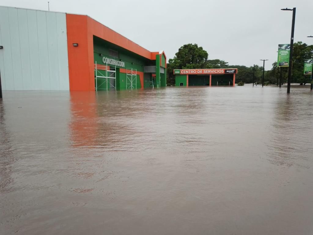 Pliniosg23's tweet photo. #Reporto Las instalaciones de @SinsaNicaragua en #Juigalpa #colapsaron  ante las fuertes lluvias provocadas por la tormenta 🌩 #HuracanJulia. Además violaron normas de construcción. Domingo 9 de octubre 2022 #AquíEstamos #SeguimosInformando https://t.co/mRhJYIvoQn