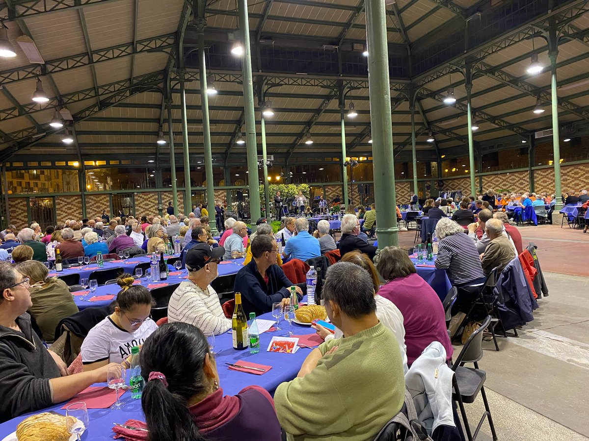 nathalieappere's tweet photo. Aux côtés des bénévoles de Tout Rennes Court pour fêter cette magnifique 41ème édition ensoleillée ! Un événement qui fédère un public toujours + nombreux et attire les sportifs amateurs comme les athlètes nationaux de premier plan. Bravo et merci à la nouvelle équipe ! https://t.co/x5NGQHfD3d