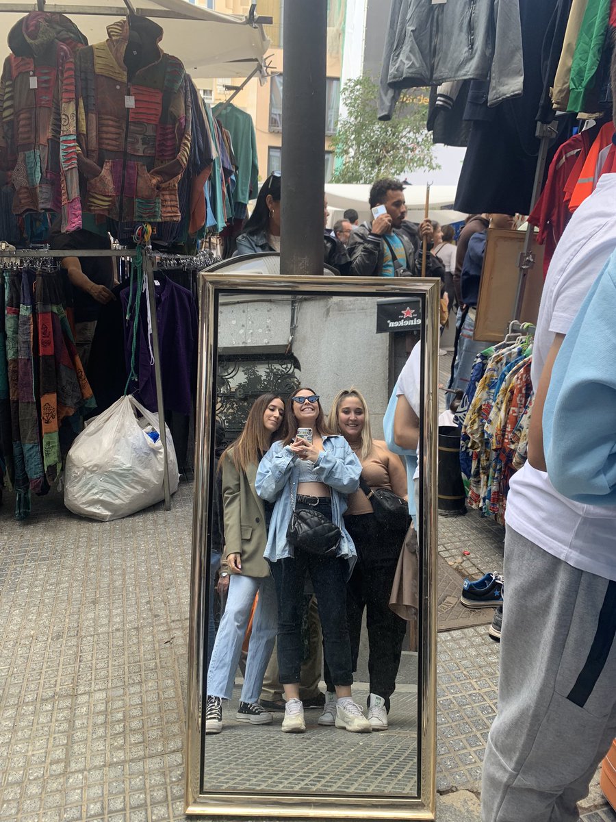 carolgMundi's tweet photo. Esta foto la hemos tomado cuando hemos llegado a la plaza de Cascorro después de subir a paso de procesión. Domingo con nuevas de Onieva, Casillas y su hacker invisible, dimisión de Lesmes y boda de Matamoros. Pero, lo importante: el Rastro, gafas nuevas y mis amigas de siempre. https://t.co/dTwl3iYPdW