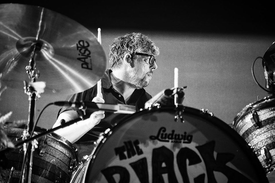 kroq's tweet photo. .@theblackkeys brought their #DropoutBoogie tour to @thekiaforum last night 💥
📸: @codyblackout https://t.co/ZFZdwh3gYu