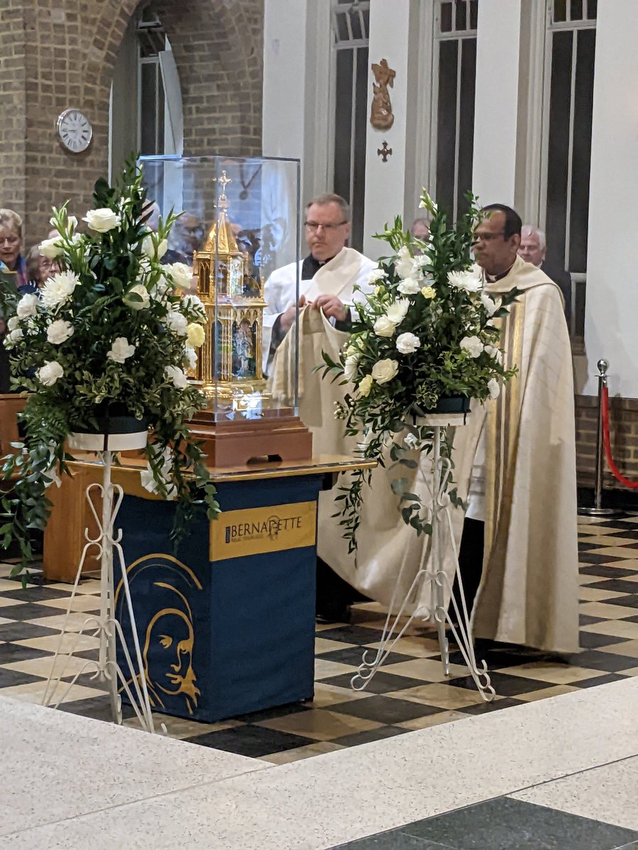 AnneKearsley53's tweet photo. The arrival of the relics of St Bernadette and a statue of our Lady of Lourdes The Immaculate conception. Bicester #relictour2022 #StBernadette https://t.co/85BALngi7S
