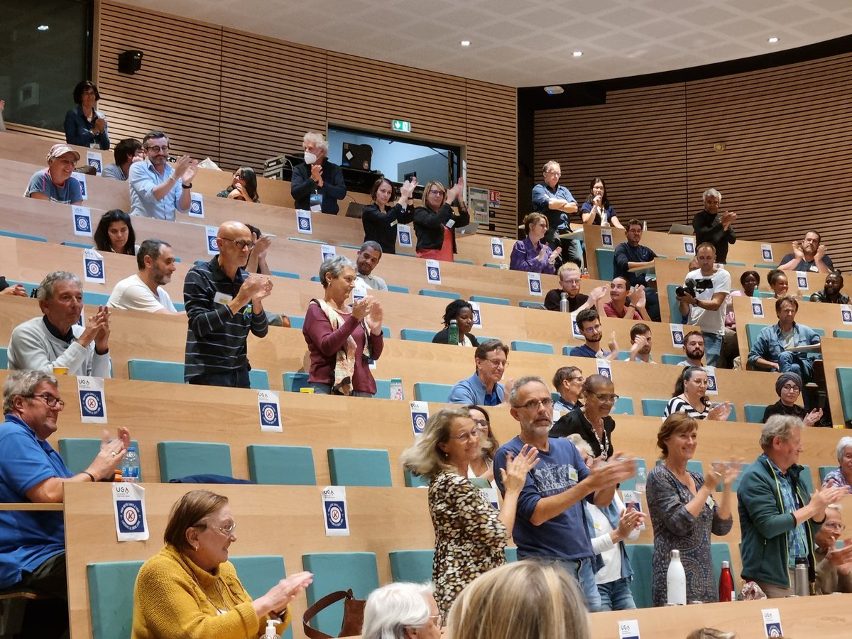 cferrari_38's tweet photo. #ConvCMC 🗣🌎 | Ils ont donné de leur temps et de leur énergie. Ce dimanche, les 120 citoyens tirés au sort sur le territoire métropolitain nous ont remis leur rapport avec leurs propositions détaillées. Un immense merci pour votre engagement. Rdv vendredi pour leur présentation! https://t.co/lCSLi75wAo