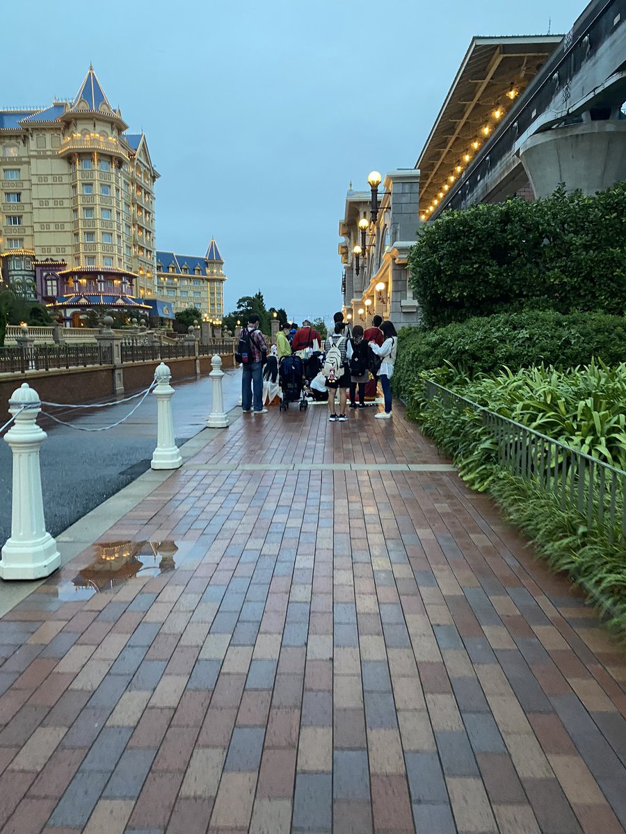 Manaminzel_'s tweet photo. 5:40現在荷物検査待ち列
 #TDR_now https://t.co/nFfOXnfeof