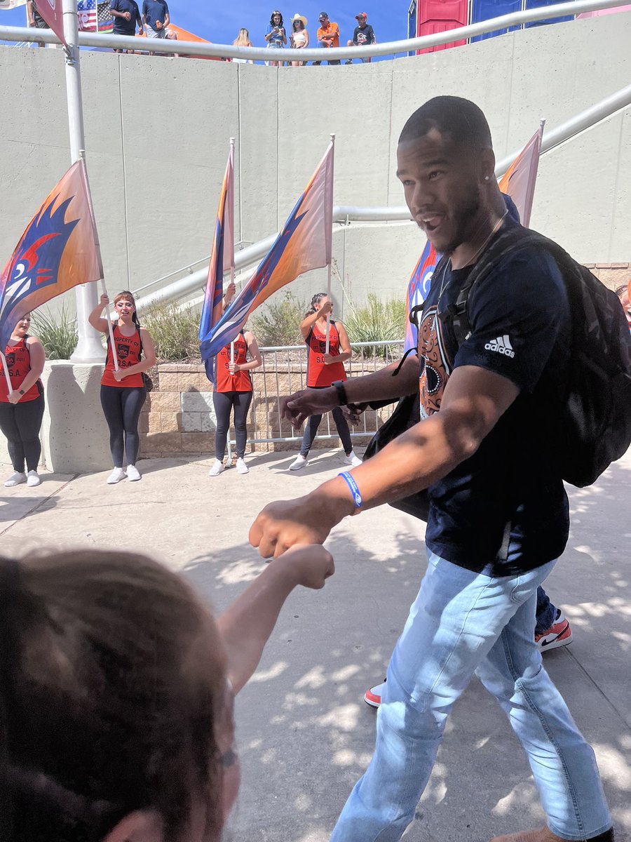 Mandee_Lou's tweet photo. This moment made my little Roadrunnerβs year! Thank you @thefrankharris for this moment! LT c/o β37 #UTSA #futurerunner #UTSAFootball https://t.co/ZdF3vyb98d