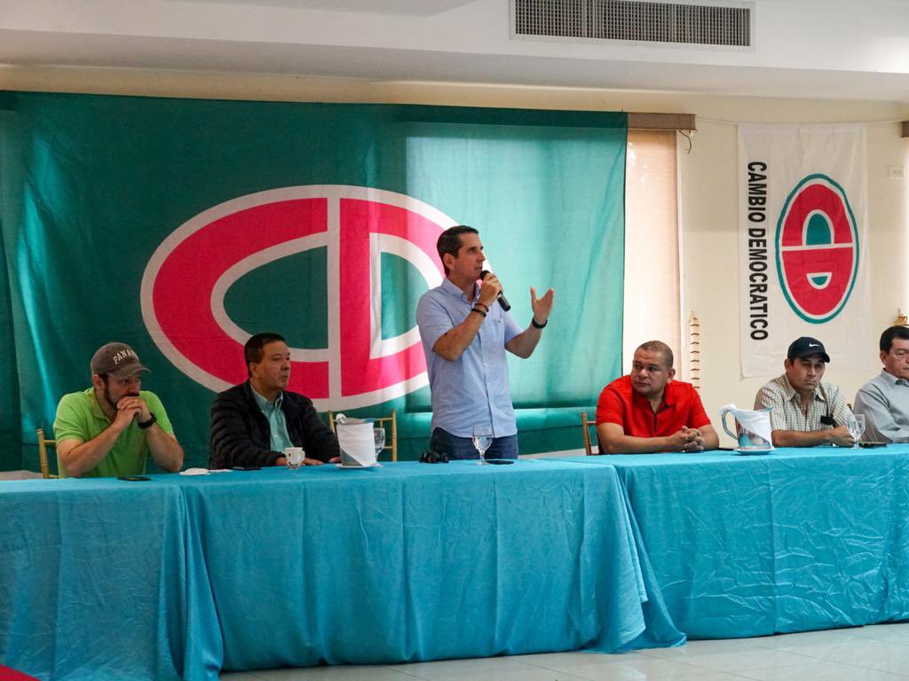 romuloroux's tweet photo. Reunión de trabajo en Veraguas. Gracias a los 5 alcaldes, gran mayoría de representantes electos y tres futuros HD de CD de la provincia, por su apoyo incondicional a nuestro proyecto presidencial para hacer las cosas bien en 2024. Albis, Samid, Didiano, Jhon, Jorge, Rodolfo! https://t.co/NklbsKB3qU