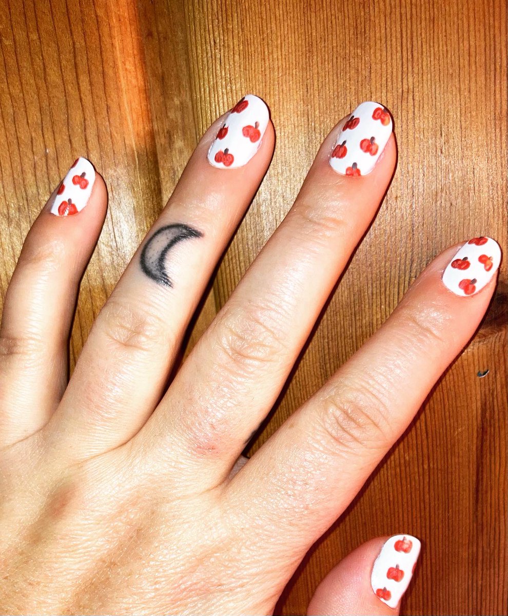 aHEART4MUSIC's tweet photo. More of my nail art!! Mini pumpkins!! ๐๐๐๐ค๐ #FallNailArt #NailArt #OctoberNails https://t.co/8fnKDVzVY3