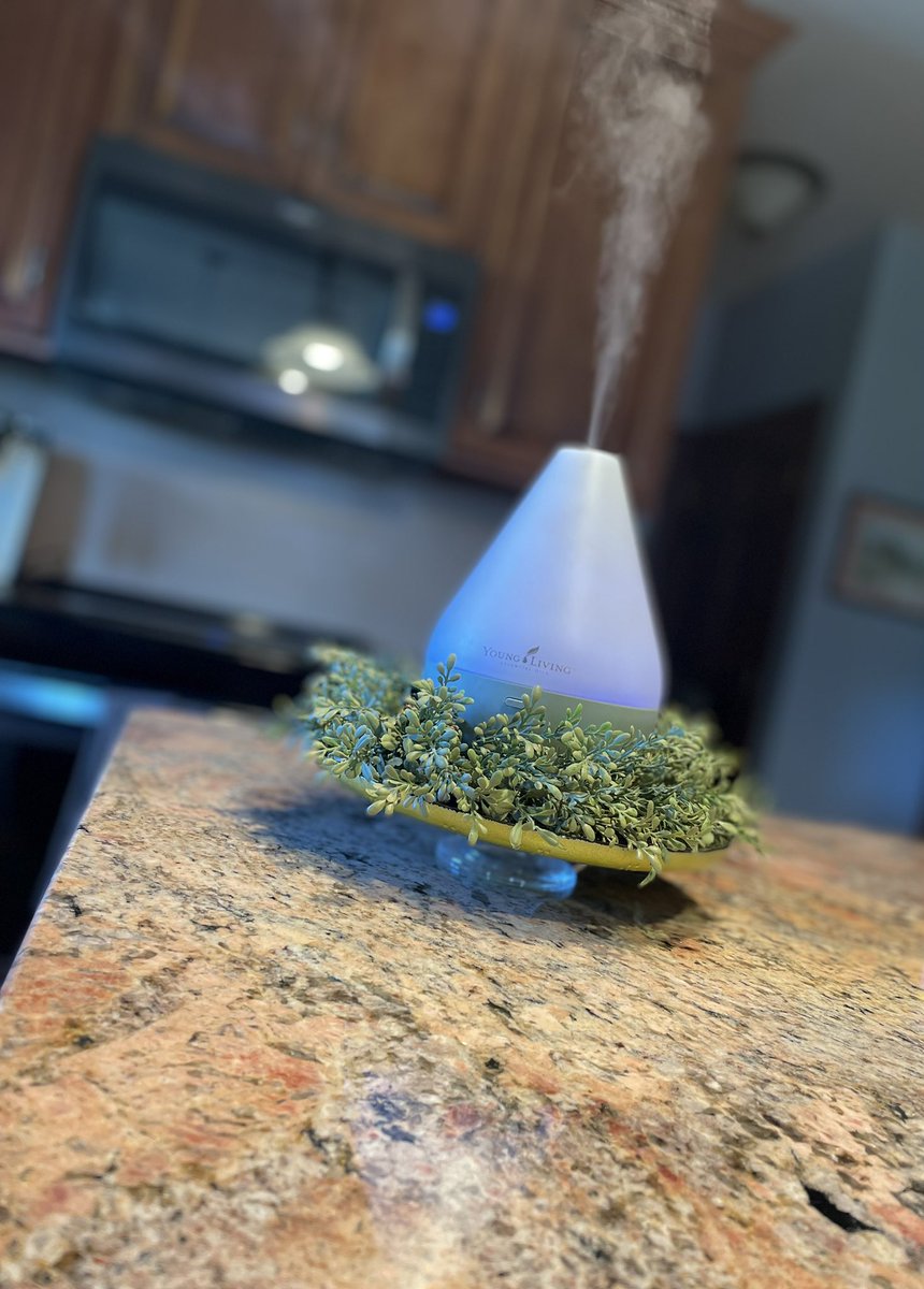 Sampson4Sue's tweet photo. First diffuser I ever bought from @youngliving and I still love it so much!! It’s called Dew Drop! Get yours here: https://t.co/V3QHHXfbTz. 🍁🎃🧡🍁 https://t.co/lkMvIH8UcR