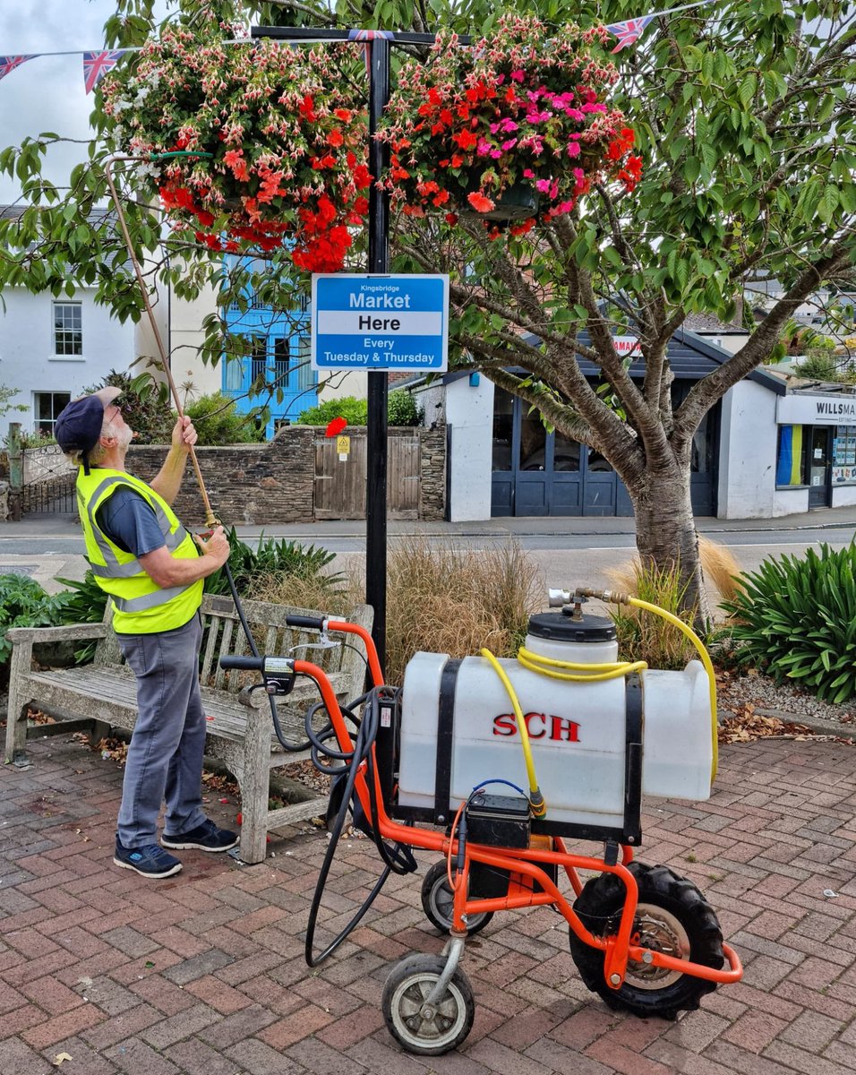 🍀 It’s the National RHS Britain in Bloom judging results in London tomorrow! Fingers crossed everyone!@RHSBloom #BritainInBloom #CommunityGardening #RHSCommunityGardening