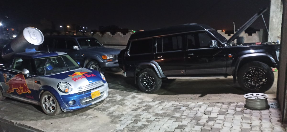 Project11_pk's tweet photo. An 80 series with its arch nemesis 😆

#LandCruiser
#NissanPatrol https://t.co/WNSkV9krns