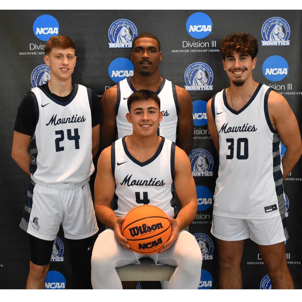 Media Day 📸📲👀

We are finally able to officially unveil our new white uniforms 😈

Season is right around the corner 😎📈