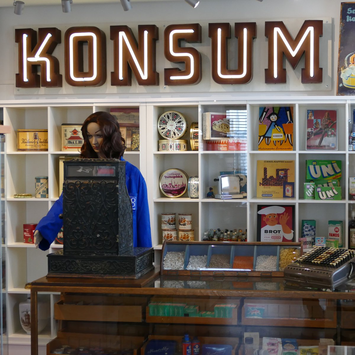 Im Hamburger Genossenschaftsmuseum erwarten euch zu #seeforfree tolle Führungen auf Dt. &amp; Eng. zur 170-jährigen Geschichte der Genossenschaftsbewegung!
Weitere Themen sind Konsumgenossenschaften, Wohnprojekte, Bestattungsvereine&amp;Verbraucherschutz.
📷© Heinrich Kaufmann Stiftung