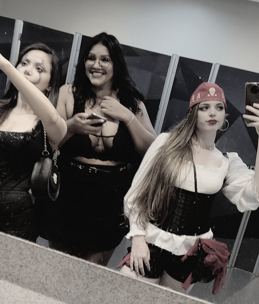 TaynnaNaiser's tweet photo. 🃏🦇🏴☠️💋
•
#Musiva #Halloween https://t.co/4gnrSwuW6U