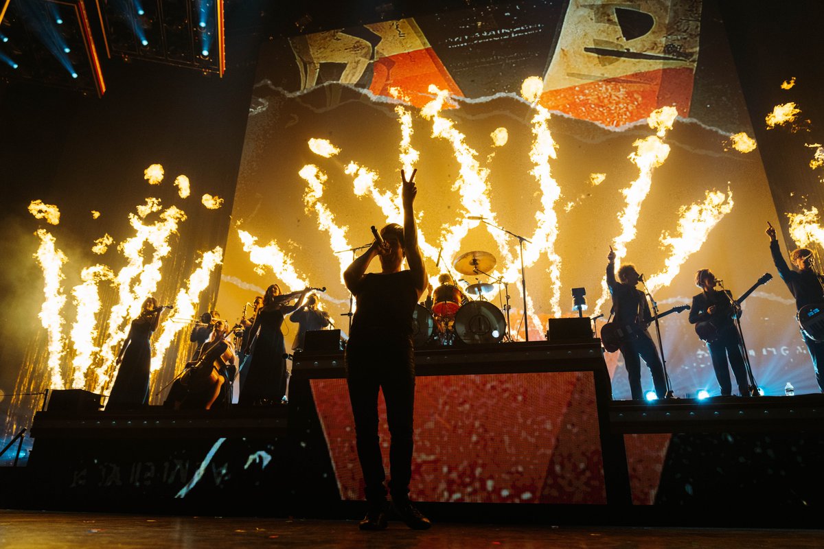 PanicAtTheDisco's tweet photo. Got a special place in our hearts for Nashville 💕 https://t.co/jrVQ7z0isV