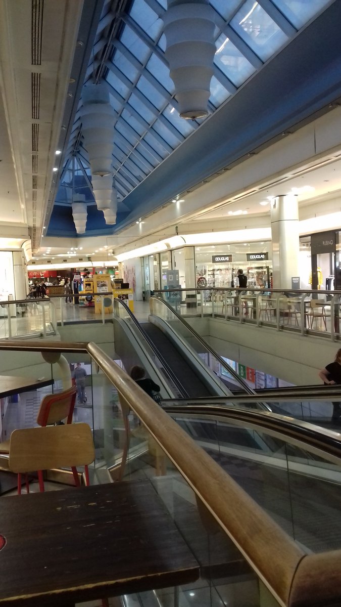 Dal 1996 questo posto mi accoglie ogni volta che voglio, come una seconda casa. Anche stasera mi fa un po' di compagnia. Quando entro qui dentro, mi passa sempre la malinconia. Se non passa, cala parecchio parecchino.