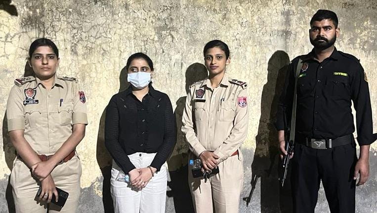 Major breakthrough in Deepak Tinu custody escape, #AGTF @PunjabPoliceInd arrested woman accomplice of Tinu from #MumbaiAirport in an intelligence-based ops. She was with criminal when he escaped & was on way to #Maldives when nabbed. Further #investigations to nab Tinu underway