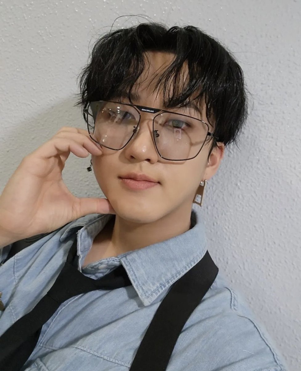 changbinsta's tweet photo. 📸 • (approx) 5PM KST
스테이잡으로 온 빈 요원이닷!!
꒰ Agent Bin who catches STAY!! ꒱
#straykids  #🐖🐇 #인기가요 (1/2) https://t.co/pHmVuFw3KM