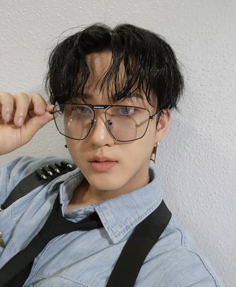 changbinsta's tweet photo. 📸 • (approx) 5PM KST
스테이잡으로 온 빈 요원이닷!!
꒰ Agent Bin who catches STAY!! ꒱
#straykids  #🐖🐇 #인기가요 (1/2) https://t.co/pHmVuFw3KM