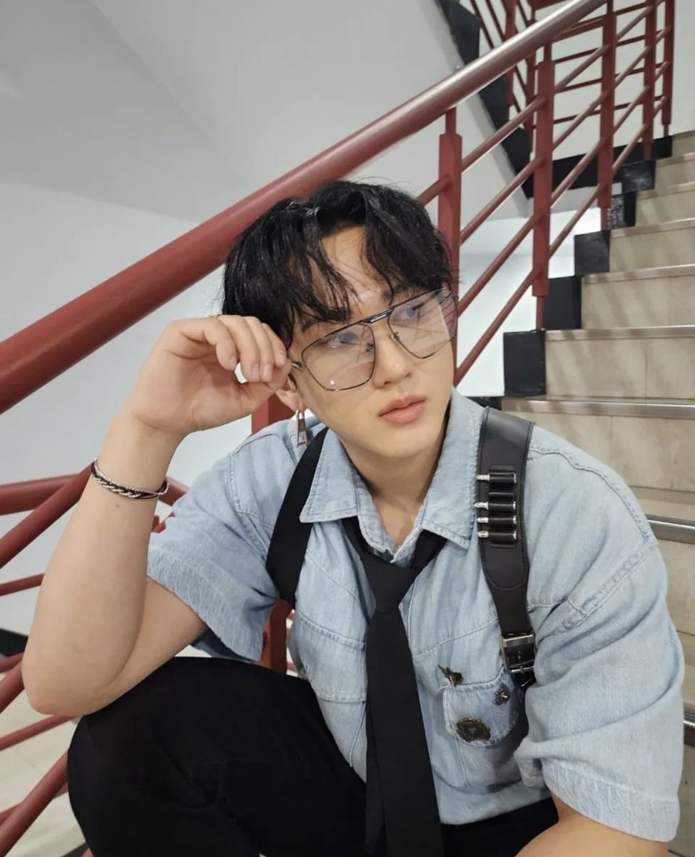 changbinsta's tweet photo. 📸 • (approx) 5PM KST
스테이잡으로 온 빈 요원이닷!!
꒰ Agent Bin who catches STAY!! ꒱
#straykids  #🐖🐇 #인기가요 (1/2) https://t.co/pHmVuFw3KM