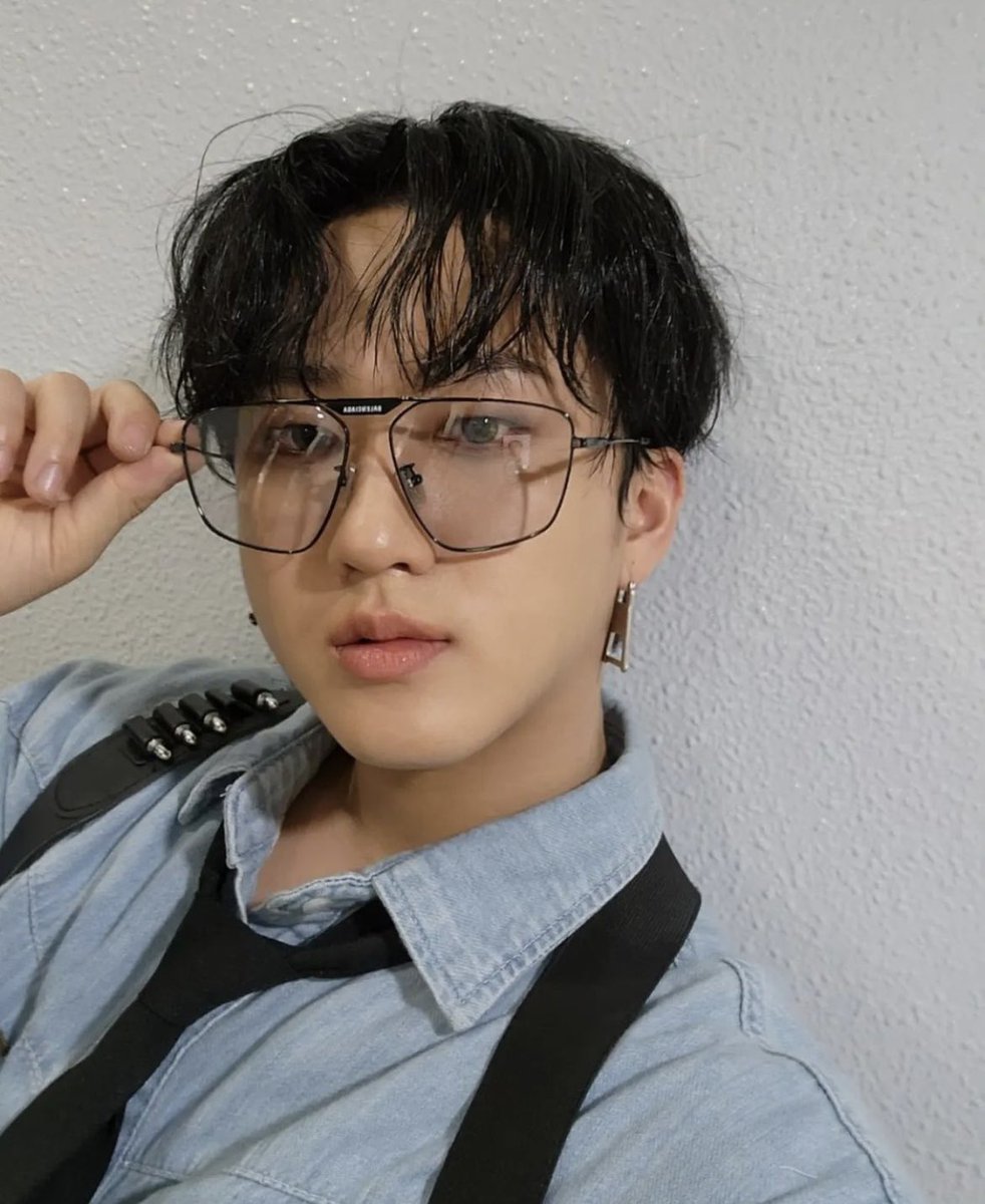 changbinsta's tweet photo. 📸 • (approx) 5PM KST
스테이잡으로 온 빈 요원이닷!!
꒰ Agent Bin who catches STAY!! ꒱
#straykids  #🐖🐇 #인기가요 (1/2) https://t.co/pHmVuFw3KM