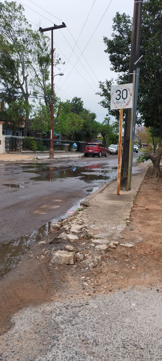 012_angela's tweet photo. Caño roto a la entrada del barrio Grupo Habitacional Aeropuerto @EssapSA por favor si pueden verificar, desde el viernes está así https://t.co/wfduwMdrYn