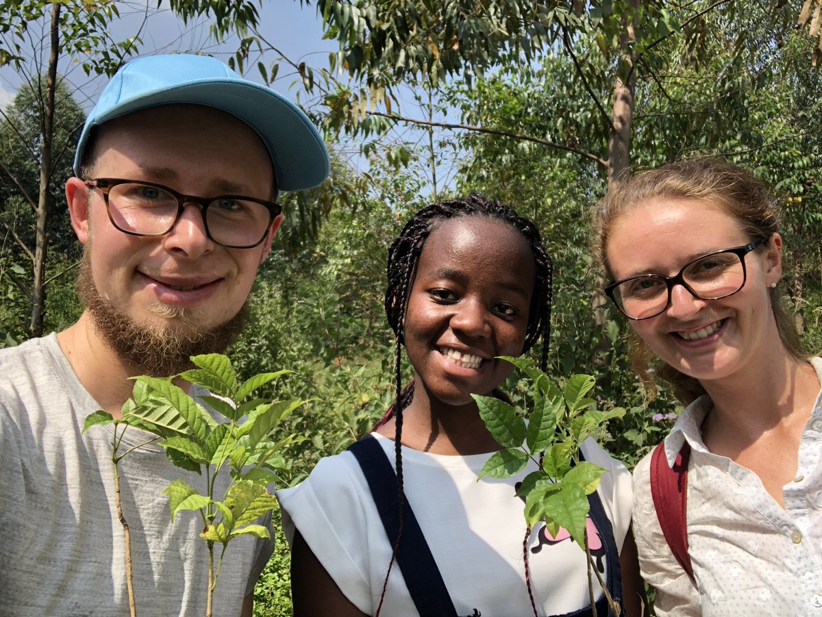 Schnellus's tweet photo. Hi @Luisamneubauer, @Leahinitiative , @vanessa_vash, who should we interview in Latein America on our #modernworktour when it comes to inspiring young voices? In Uganda we Interviewed Leah and started the #treesforafrica initiative. https://t.co/mUogWouGcJ