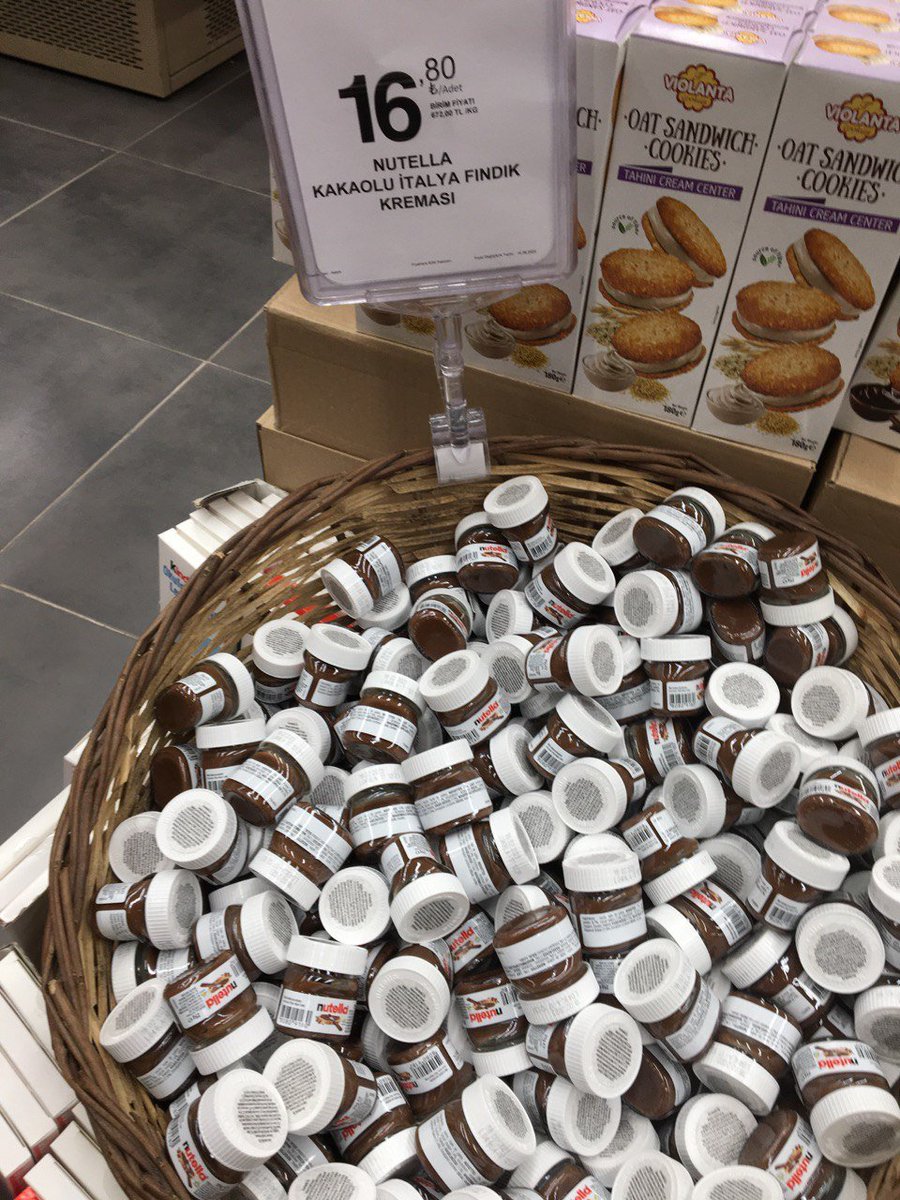 gidadedektifi's tweet photo. Nutella'nın 25 gr.'lık bu kavanozları İtalya'da üretilerek ülkemize ithal ediliyor.
Diğer bir deyişle, İtalya'ya sattığımız fındıklar bize kg. fiyatı 672₺ olan fındık kremaları olarak geri dönüyor.
Biz de ihracat yapıyoruz, onlar da...
Değerli olan hangisi?
#NeYediğiniziBilin https://t.co/EUMpfGblHL