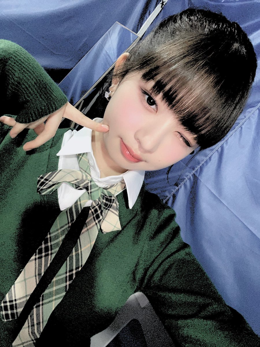 ivereii's tweet photo. With school uniform and related characteristics that make me even cuter and prettier, I radiate extraordinary cuteness through the moss green uniform I am currently donning. Who wants to be my chairmate among all of you DIVEs? 🎀 https://t.co/zhEUF1DJUF
